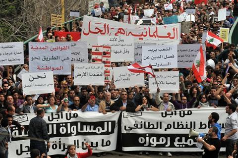 كيف تدمر الطائفية اقتصاد لبنان باستمرار؟