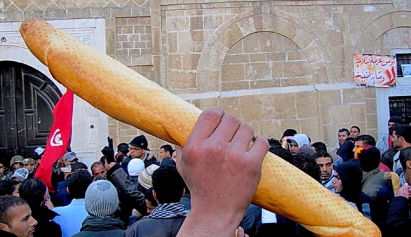 ينبغي القلق على اقتصاد تونس وليس ديمقراطيتها الفاشلة