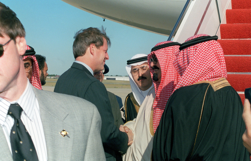 لن تبيع السعودية النفط باليوان ولن تتخلى عن الدولار