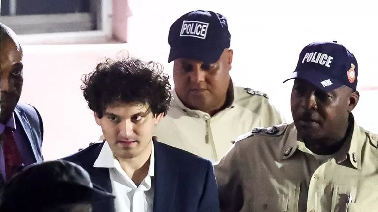 من هم الأشرار الحقيقيون في فضيحة منصة FTX الشهيرة؟