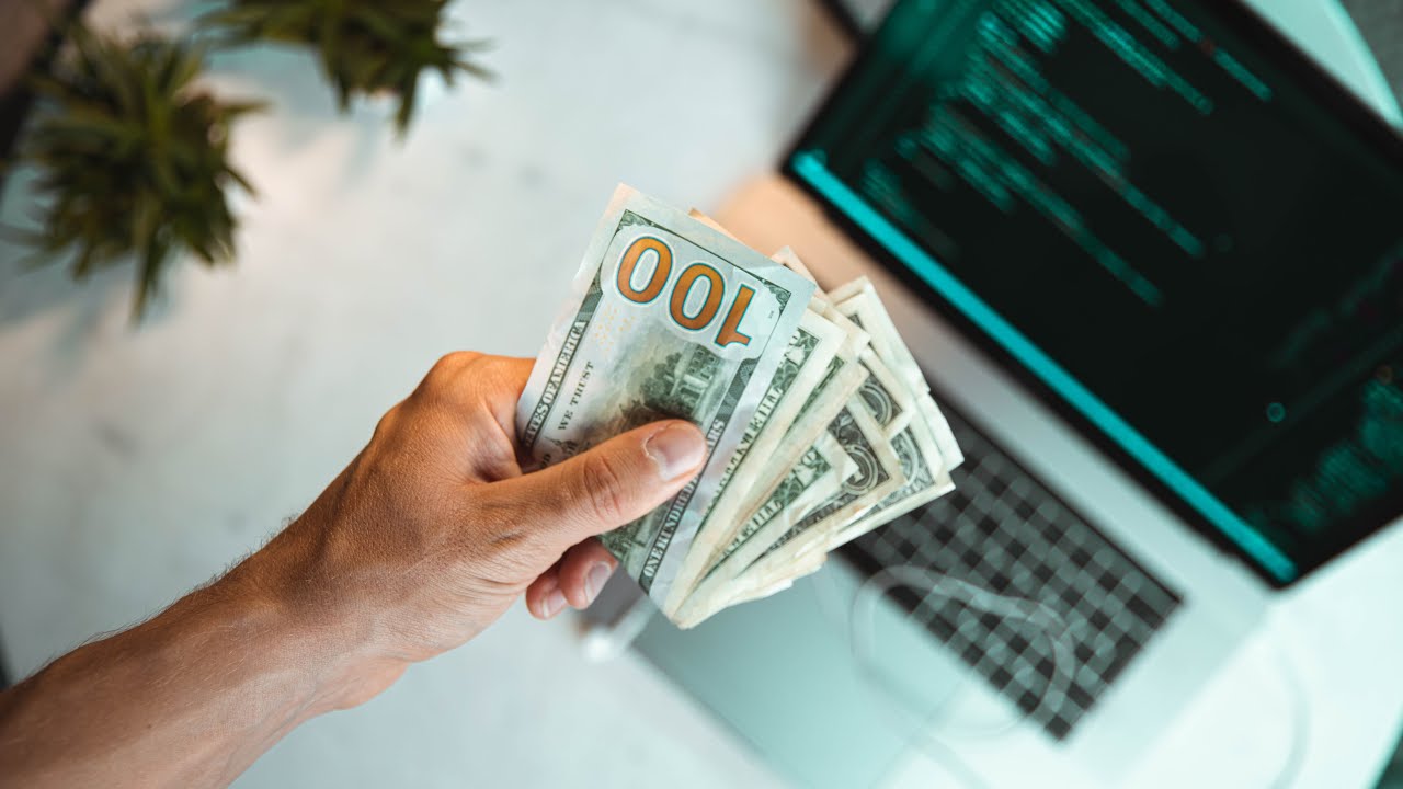 كيف تربح 100 ألف دولار سنويا من البرمجة؟