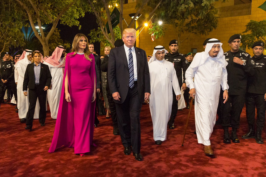 دونالد ترامب يطالب السعودية بتريليون دولار وخفض النفط فورا